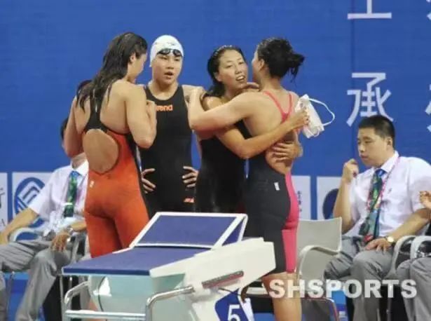游泳上岸冠军是谁_游泳运动员上岸的图片_游泳上岸冠军是什么水平