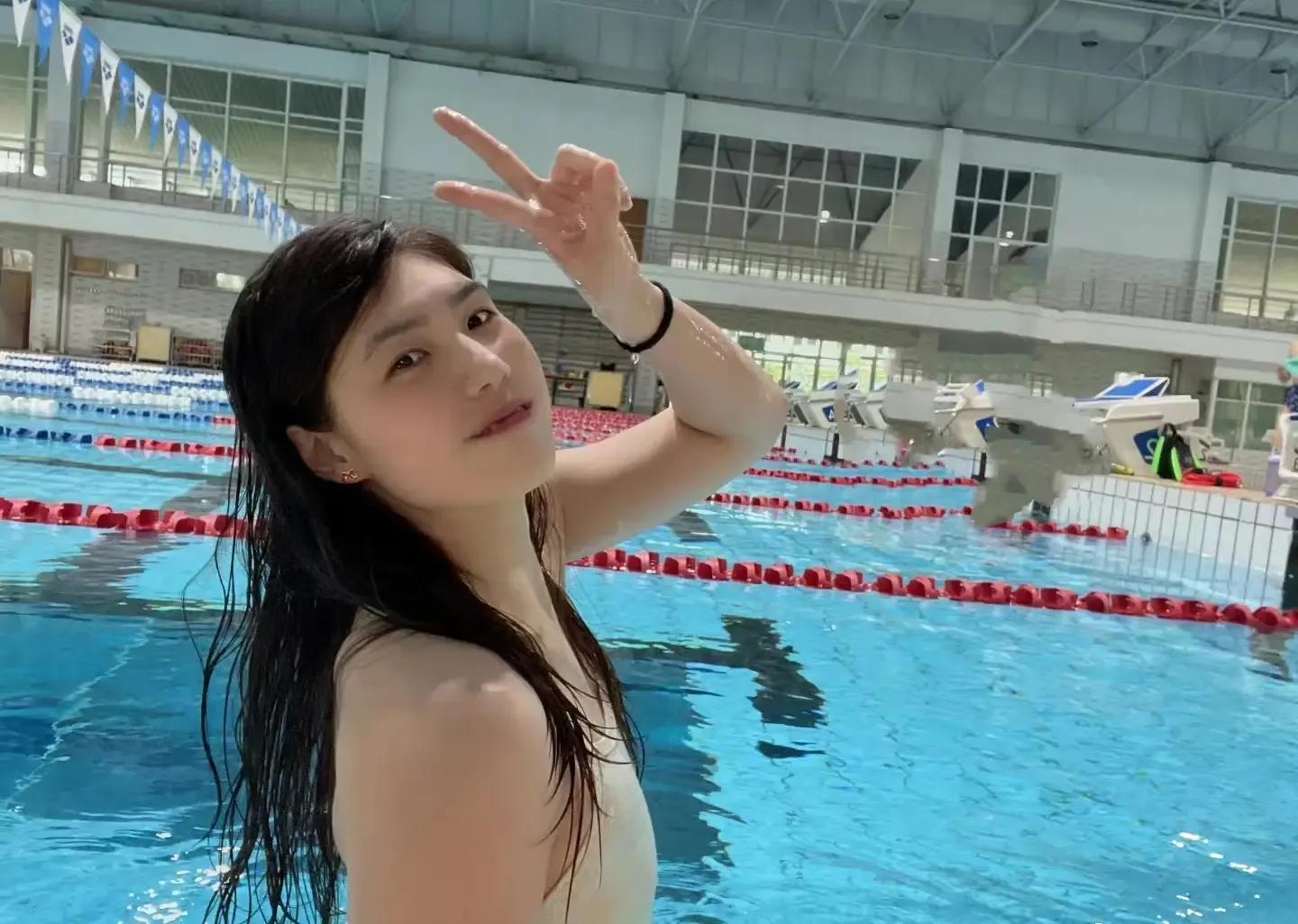 游泳冠军女的_游泳运动冠军女名字_游泳冠军女主角