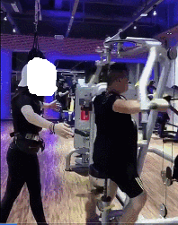 健身房劈腿_健身房被私教拉断腿_健身教练撕腿