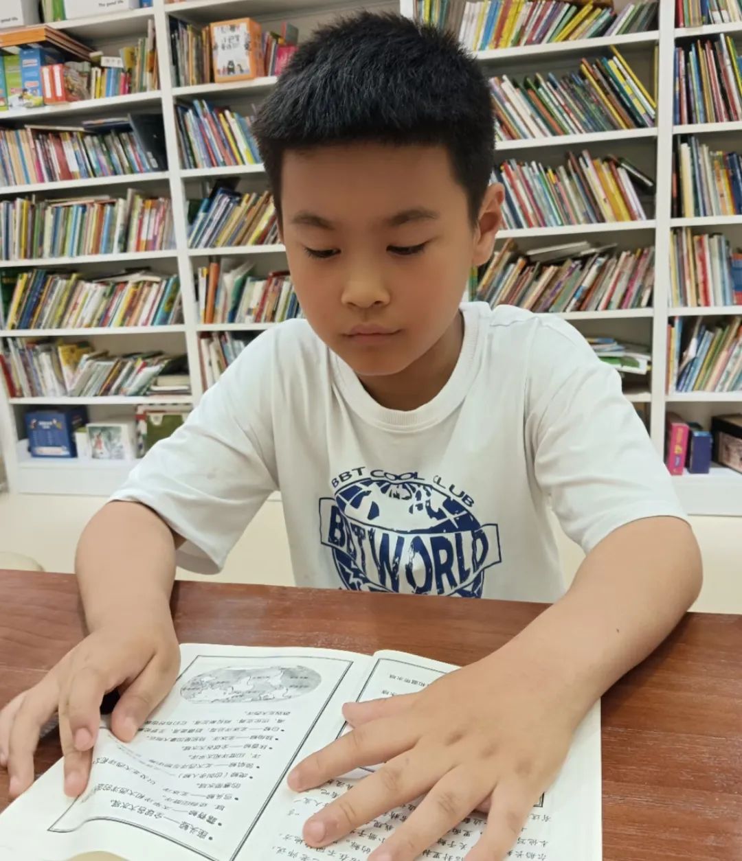 足球侧面合理冲撞抢球动作要领_足球侧面抢球教案_足球抢球技巧侧面
