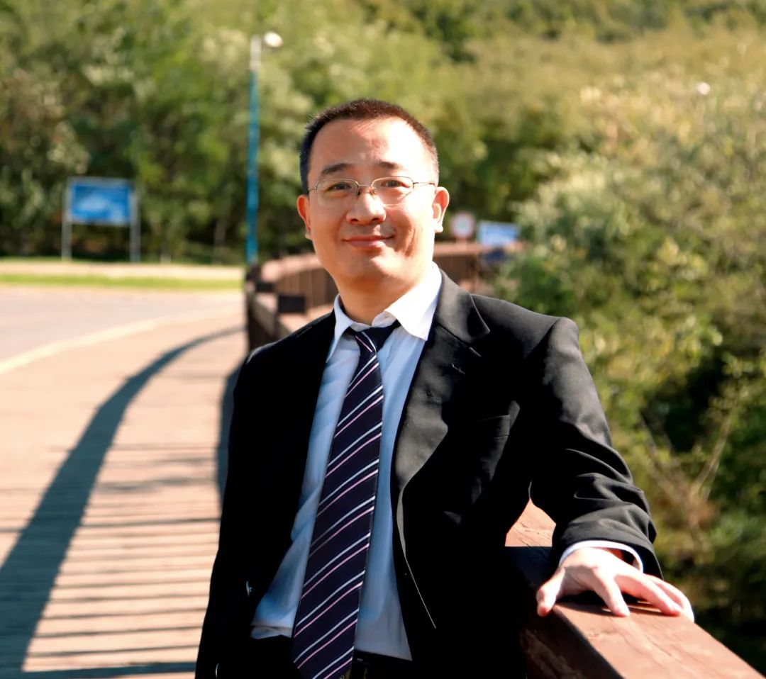 足球抢球技巧侧面_足球侧面抢球教案_足球侧面合理冲撞抢球动作要领