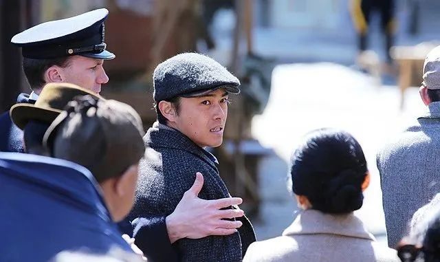 足球侧面踢球_足球侧踢教程_足球抢球技巧侧面