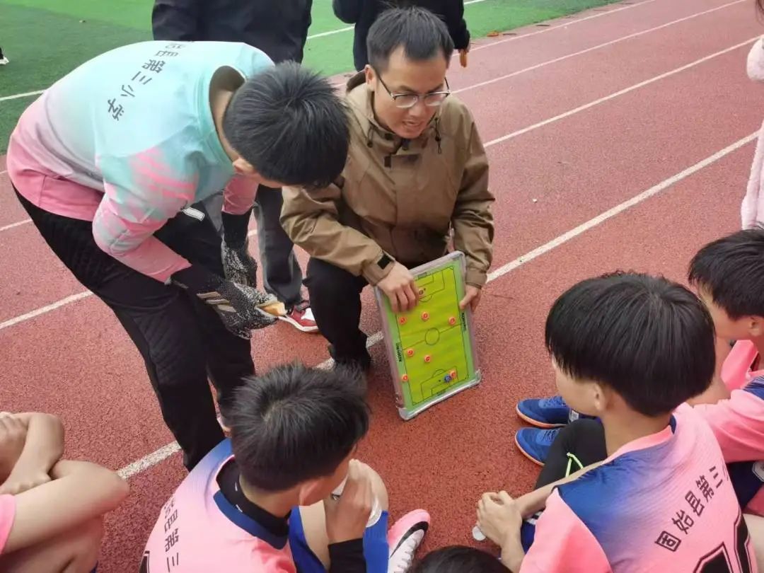 2022仲巴县足球比赛小学冠军_全国小学足球冠军_彭镇小学足球队2019年比赛