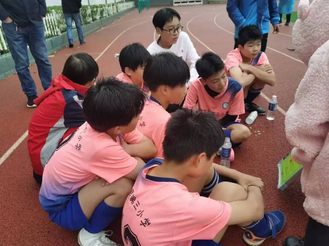 全国小学足球冠军_2022仲巴县足球比赛小学冠军_彭镇小学足球队2019年比赛