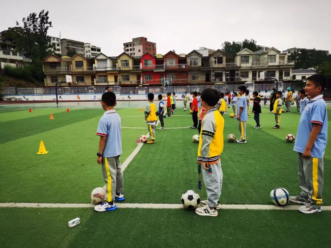 2022仲巴县足球比赛小学冠军_全国小学足球冠军_彭镇小学足球队2019年比赛