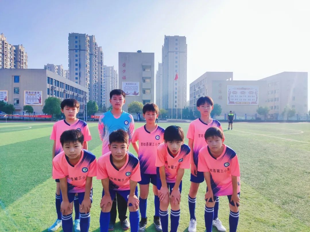 彭镇小学足球队2019年比赛_2022仲巴县足球比赛小学冠军_全国小学足球冠军