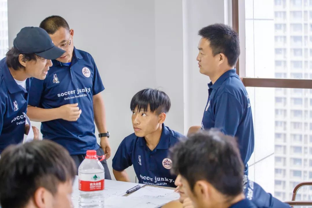 少年足球过人视频教程_少年足球过人比赛规则_过人足球