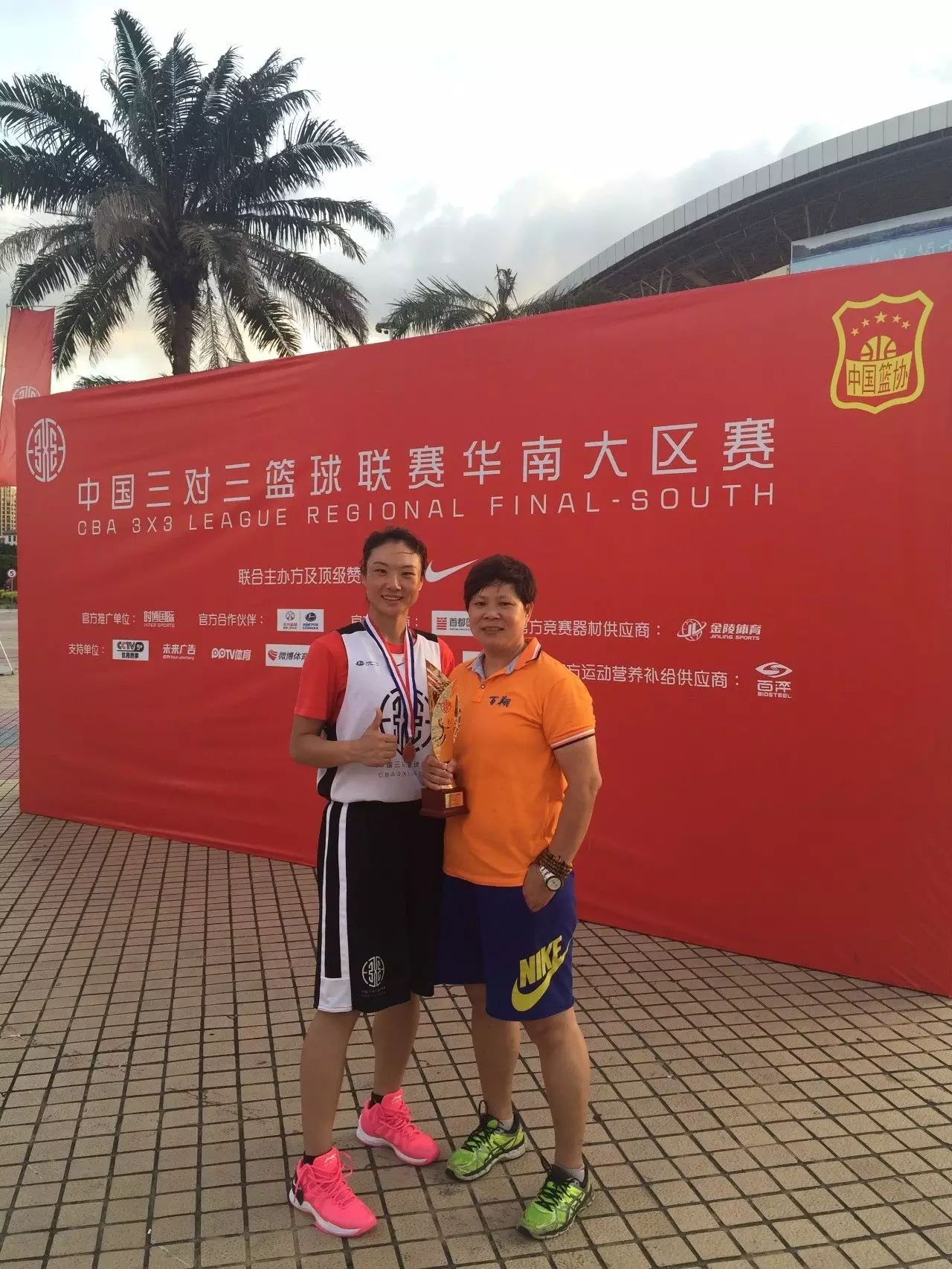 裁判篮球规则认识理解怎么写_篮球裁判规则理解与认识_裁判篮球规则及手势
