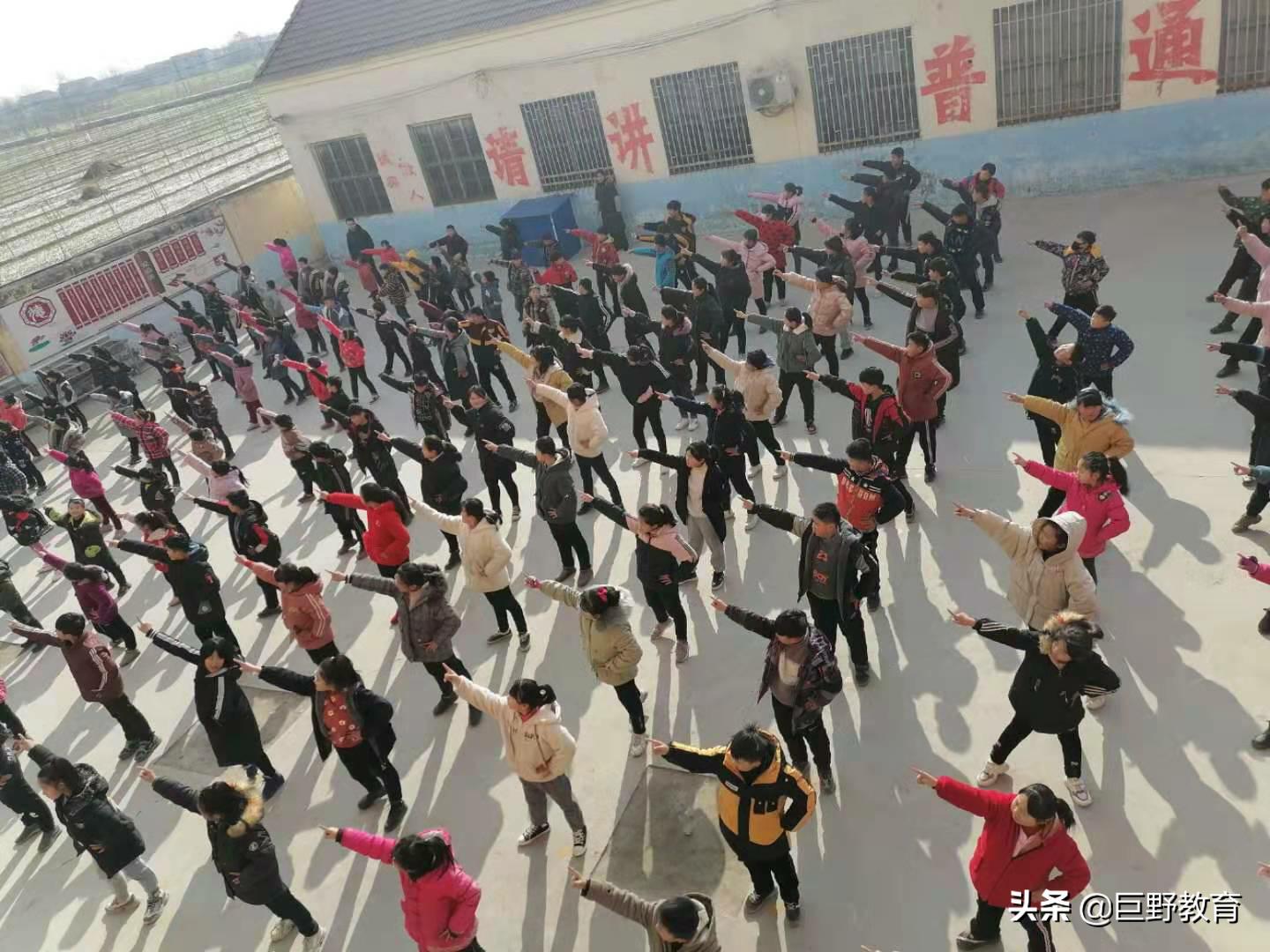 东杨楼小学创新课间操：网红舞蹈你笑来真好看激发学生运动热情